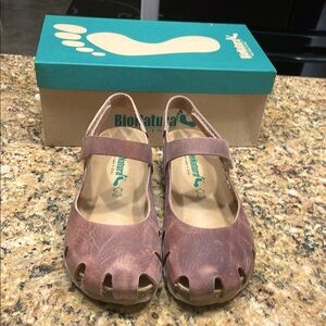 BioNatura closed toe Mary Jane comfort shoe. Size 39.  These fit 8 & 1/2 foot.